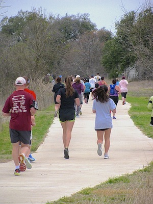 Trail with many racers.